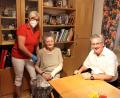 Bild: bph
Nach einem Sturz vor etwa vier Wochen war auch Gründungsmitglied Martha Beer (Bildmitte) von heute auf Morgen auf die Hilfe des ambulanten Pflegedienstes der Caritas-Sozialstation Nabburg angewiesen. In einem Gespräch mit stellvertretendem Vorsitzenden Pfarrer Hannes Lorenz (rechts) berichtet Frau Beer, wie froh und dankbar sie dafür sei, dass sie allmorgendlich von einer Pflegekraft aufgesucht und betreut wird.