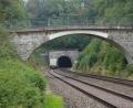 Archivbild: bkr
Ein Tunnel und eine Brücke an der Bahnlinie in der Nähe von Kulmain. Wegen der Elektrifizierung und der dadurch nötigen Baumaßnahmen hatte es in den Gemeinden an der Bahnstrecke teils hitzige Diskussionen gegeben. Gut möglich, dass sich dies alles nur erledigt hat.