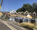 Bild: wro
An der Andreas-Thoma-Straße wird fleißig gearbeitet. Der neue Kindergarten wächst in die Höhe.