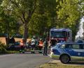 Bild: dob
Beim Abbiegen blockierten angeblich die Reifen des älteren BMW und der Fahrer landete frontal an einem Baum. Er und sein Beifahrer zogen sich dabei mittelschwere Verletzungen zu.