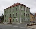 Bild: bjp
Die zwölf Fenster der Museums-Südfassade (rechts) bringen zwei Stadtratsmitglieder auf eine Idee: In der Vorweihnachtszeit könnte hier ein illuminierter "Adventskalender" dargeboten werden.