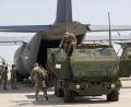 Bild: Sgt. Benjamin McDonald
US-Soldaten laden einen Mehrfachraketenwerfer (High Mobility Artillery Rocket System, Himars) aus einem Transportflugzeug. Den Ort teilte die US-Armee nicht mit.