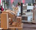 Bild: fpoz
Stadtpfarrer Bernd Philipp weihte den neuen Spieltisch und die restaurierte Orgel in der neuen Kirche Sankt Sebastian.