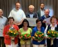 Bild: mez
Pfarrer Markus Bruckner, Kaplan Justin Kishimbe (Dritter und Siebter von links) und Chorleiter Michael Scherm (rechts) dankten Marita Doleschal, Doris Raß, Hermine Heinl, Elfriede Veigl (vorne von links), Alfred Popp, Oskar Heinl und Martin Bauer (hinten von rechts) für ihr Engagement im Kirchenchor und in der Pfarrgemeinde.