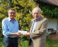 Bild: Michael Hösl/exb
Vorsitzender Michael Hösl (links) bedankt sich im Vorfeld der Versammlung bei Wilhelm Narnhammer für dessen Verdienste um das Volksbildungswerk Oberviechtach-Schönsee.