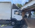 Bild: Polizeiinspektion Amberg
Am Haidweiher ist dieser Mercedes-Lkw in den Anbau einer Gaststätte gekracht.