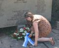 Bild: Dieter Weiß/exb
Ronja Endres legt an der Grabstätte auf dem Katharinenfriedhof ein Blumengebinde nieder.