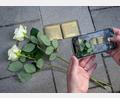 Symbolbild: Peter Kneffel/dpa
Rosen liegen neben den beiden von Künstler Gunter Demnig hergestellten und verlegten „Stolpersteinen“ auf einem Gehweg in Penzberg. Am 22. November soll auch die Stadt Weiden ihren ersten Stoplerstein bekommen.