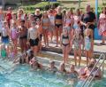 Bild: bsc
Ein beliebtes Angebot der Wasserwacht Friedenfels ist das allwöchentliche Schwimmtraining. Claudia Paukner (stehend, Zweite von links) und Tanja Tretter (stehend, rechts) sowie weitere Mitglieder betreuen dabei jeweils bis zu 40 Kinder.