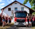 Bild: mab
Die Freude über das neue Fahrzeug der Feuerwehr Frotzersricht war groß, als es in Empfang genommen werden konnte.
