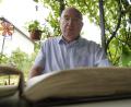 Bild: Sebastian Böhm
Kurt Steindecker sitzt auf der Terrasse in Poppenricht und erzählt seine Geschichte aus dem Kalten Krieg. Vor ihm liegt ein Fotoalbum mit alten Bildern aus seiner Bundeswehr-Zeit.