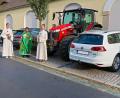 Bild: bsc
Vom Bobbycar der jüngsten Kirchenbesucher bis hin zu leistungsstarken Schleppern war alles bei der Fahrzeugsegnung der katholischen Pfarrei Maria Immaculata vertreten.