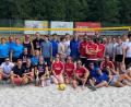 Bild: cro
Die "Skihasen Flossenbürg" (vorne, Mitte) gewinnen das Beachvolleyballturnier vor „TSV Fußball Erste“ (vorne rechts von den Skihasen) und „Nimm du i hobn sicher“ aus Waldthurn (vorne links von den Skihasen).