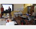 Bild: mrr Michael Rabenhofer
Schulverbandsvorsitzender Hans Ram (rechts) übergibt an die fünfte Klasse die neuen Laptops.