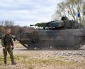 Symbolbild: Klaus-Dietmar Gabbert
Brigadegeneral Alexander Krone beobachtet bei einer Bundeswehrübung die Verlegung seiner Panzer. Hinter ihm fährt ein Schützenpanzer vom Typ "Puma" in Richtung Elbe vorbei wo er mit einer Schwimmschnellbrücke übersetzen soll. Der Puma gehört zum Bataillon aus Regen, muss aber bei der Panzergrenadierbrigade 37 aushelfen.