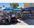 Bild: sgs
Die vielen Gäste des Backofenfestes waren mit Schirmen und Zelten gut vor der Sonne geschützt