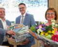 Bild: Hirsch
Zweiter Bürgermeister Thomas Rohrwild (links) überreichte den "Italienfreunden" Irmgard und Hans Prechtl Blumen, einen Geschenkorb und ein Buch über den Gardasee.
