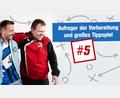 Bild: Gold/Gube
In der fünften Folgen "Fehlpass" sprechen "Tracer" (mit Schnauzer) und "Faktenschecki" über die Aufreger der Vorbereitung und tippen gegen Sportredakteur Fabian Leeb.