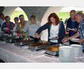 Bild: wro
Nach dem vielfältigen Vorspeisenangebot lockte ein heißes Büfett in den historischen Pfarrhofstadel von Sankt Michael in Wiesau.