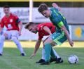 Bild: Sportfoto Zink/Melanie Zink
Der SV Mitterteich eilt in der Landesliga Nordost derzeit von Sieg zu Sieg. In dieser Szene behauptet sich Kapitän Sebastian Bilz (rechts) gegen Alexander Stark vom SV Seligenporten.
