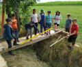 Bild: Grundschule Konnersreuth/exb
Die Konnersreuther Viertklässler haben in einer Projektwoche zum Thema "Alltagskompetenz und Lebensökonomie"" eine Brücke über einen Bach gebaut.