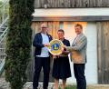 Bild: Stefan Kunnert/exb
Petra Helgert erhält von Past-Präsident Udo Zrenner und 2. Vizepräsident Reinhold Witt die Lions-Club-Präsidentschaft.