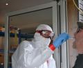 Bild: Jennifer Bergmann
Der einzige männliche Mitarbeiter im Testzentrum in Tirschenreuth, Franz Damböck, nimmt von Ulrich Heinrich einen Abstrich.