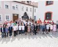 Bild: Foto Hummer
Weihbischof Reinhard Pappenberger (hinten, links) spendete 64 Mädchen und Jungen aus den Pfarreien Tirschenreuth, Großkonreuth, Griesbach und Mähring das Sakrament der Firmung. Mit im Bild: Stadtpfarrer Georg Flierl (hinten links) sowie Gemeindereferentin Sabine Schiml, Gemeindereferentin Doris Mehler, Pfarrvikar Armin Maierhofer, Pfarrer Dr. Jude Inweregbu, Pfarrer Dr. Charles Ifemeje, Kaplan Ramon Rodriguez (hinten, von rechts).