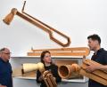 Bild: Stephan Huber
Robert Vogel (rechts), der Erfinder des Vogelhorns, übergibt die neueste Version seines Alphorns, das in einen Rucksack passt, im Luftmuseum an dessen Leiter Wilhelm Koch (links) und Geschäftsführerin Johanna Foitzik.