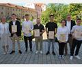 Bild: gsp
Die besten Mittelschulabgänger der Stadt Amberg mit OB Michael Cerny (Zweiter von rechts) und Schulamtsleiterin Beatrix Hilburger (links).