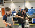 Bild: Realschule Waldsassen/exb
Unter Anleitung der Hamm-Azubis durften die Schüler der Realschule im Stiftland anlässlich des Berufsorientierungsprojekts in der Lehrwerkstatt Metall ein Traktormodell fertigen.