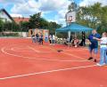 Bild: lg
Das Bogenschießen war für die Jugendlichen der Offenen Ganztagsschule eine bislang unbekannte Sportart. Nach der Einführung interessierten sich einige sogar für die Ausübung im Verein.