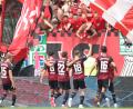 Bild: Daniel Karmann/dpa
Der Nürnberger Manuel Wintzheimer (Zweiter von rechts) jubelt mit seinen Kollegen und den Fans über seinen Treffer zum 2:0.