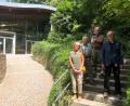 Bild: mis
Das Kulturforum Wernberg-Köblitz mit seinem Ersten Vorstand Helmut Burkhardt, Zweiten Vorstand Herrmann Meiller, Schriftführer Franz Neblich und Kulturbeirätin Gerti Loelgen vor dem Gedankengebäude bei der Burg Wernberg. Im architektonischen Kunstbau finden regelmäßig kulturelle Abendveranstaltungen statt.