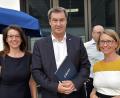 Bild: Helmut Sturm
Die Bundestagsabgeordneten Martina Englhardt-Kopf (links) und Susanne Hierl (rechts) mit Markus Söder auf dem Bezirksparteitag der CSU in Neumarkt.
