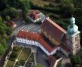 Luftbild: Stephan Huber
Mariahilfbergkirche, Kloster und Bergwirtschaft (oben im Bild) aus der Luft. Am Sonntag stimmten die Amberger mit einer großen Mehrheit dafür, dass Michael Fellner die Wirtschaft sanieren sowie um ein kleines Hotel erweitern darf.