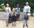 Bild: jzk
Rektorin Christine Wiesend, stellvertretende Elternbeiratsvorsitzende Donna Walker (Grundschule) und Elternbeiratsvorsitzender Thomas Völkl, (hinten von links) gratulierten Theresa Beck, Lina Dietzel und Paul Schrembs (vorne von links). Rektorin Christine Wiesend, stellvertretende Elternbeiratsvorsitzende Donna Walker (Grundschule) und Elternbeiratsvorsitzender Thomas Völkl, Elternbeiratsvorsitzender (hinten von links) gratulierten Theresa Beck, Lina Dietzel und Paul Schrembs (vorne von links).
