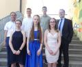 Bild: rn
Rektor Wolfgang Bodensteiner (rechts) und Klassenleiter Martin Uschold gratulieren den Einser-Absolventen (jeweils von links) Marlene Wittmann, Anna Krauthahn, Amelie Wiesent, Boban Bishkovski und Bojan Nikoloski.