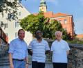 Bild: mas
Stadtpfarrer Josef Häring (rechts) und Kirchenpfleger Michael Kippes begrüßen den neuen Pfarrvikar Dr. Chinedu Paul Ezenwa.