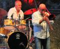 Bild: stg
Drummer Wolfgang Haffner und Posaunist Nils Landgren brachten jede Menge Funk-Jazz auf die Luisenburg.