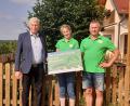 Bild: Ulrike Oka/exb
Behördenleiter Georg Mayer vom AELF Regensburg-Schwandorf (links) übergab das Hofschild an Silvia und Gerhard Schmidl.