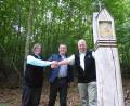 Bild: Claudia Straller
Von links: Naturpark-Geschäftsführerin Isabel Lautenschlager, Köhlereibeauftragter Josef Gilch, Naturpark-Vorsitzender Markus Dollacker an der Hirschmarter im Hirschwald.