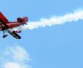 Bild: Stephan Huber
Petra Unger mit ihrer Pitts beim Kunstflug. Die Pilotin aus Österreich zeigte in ihren Shows am Sonntag, wie wendig und elegant dieser kleine Doppeldecker ist.