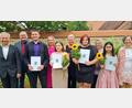 Bild: khg
Auf dem Bild (von links): Thorsten Grädler, Uwe König, , Florian Heins (1,7), Konrektorin Claudia Neidl, Edina Hodzic (1,6), Rektorin Petra Ligensa, Michelle Severin (1,6), Barbara Streit, Oatchalaphon Sahwangphaeo (1,9) und Klassenleiterin Hildegard Seegerer-Thiel.