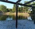 Bild: Portner
Abendsonne am „Moorbad“ in Schönsee. Während der Sand unter dieser Pergola bleibt, wird der lange Sandstrand ums Eck hin zur Böhmerwaldstraße gegen einen Rollrasen ausgetauscht.