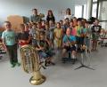 Bild: Portner/exb
Die Blaskapelle Teunz mit Vorsitzender Daniela Juraske (rechts), Jugendvertreterin Leni Juraske und Ausbilder Stefan Karl informierte in der Grundschule Teunz über die Instrumentalausbildung. Im Bild die zweite Klasse mit den Musikschülern Paul (Tenorhorn) und Lucas (Trompete).