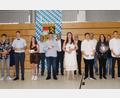 Bild:  Mittelschule Auerbach/exb
Die besten Abschlüsse schafften an der Mittelschule Auerbach (vorne, von rechts) Florian Wache, Simon Leißner, Fabian Maag, Sarah Lang, Lion Bednarsch, Evi Rümpelein, Robin Miess und Samet Sezer. Mit ihnen freuten sich (hinten, von rechts) Die Lehrkräfte Patrick Legien und Stefan Lautner, Schulleiter Ferdinand Höllerer sowie die Bürgermeister Joachim Neuß und Jörk Kaduk sowie stellvertretende Schulleiterin Renate Schmidt.