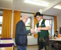 Bild: bjp
Für 60 Jahre Treue zum Trabitzer Trachtenverein zeichnet Vorsitzender Johannes Pamler Rudolf Baumann aus.