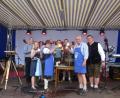 Bild: bk
Anstoß auf ein fröhliches Marktfest: Ehrenschirmherr LTC Antony Kigth (mit Hut) und Schirmherr Bürgermeister Ludwig Biller mit Vereinsgemeinschaftschef Andreas Malzer, Brauerei-Juniorinhaber Sebastian Dorfner (hinten, Mitte) sowie einigen Gemeinderäten.