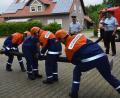 Bild: dob
Unter Zeitdruck mit Bravour zu kuppeln verlangte von den Teilnehmern schon Geschick ab. Noch dazu schauten die Schiedsrichter genau auf Details. Rund um das Feuerwehrgerätehaus in Vohenstrauß durchliefen die jungen Leute die verschiedenen Stationen.